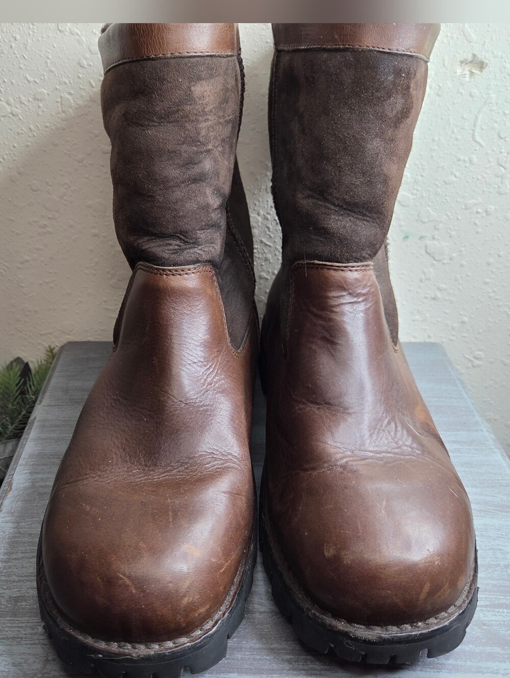 Ugg Australia Men's Brown Leather & Sheepskin Pull-On Boots (Bg)